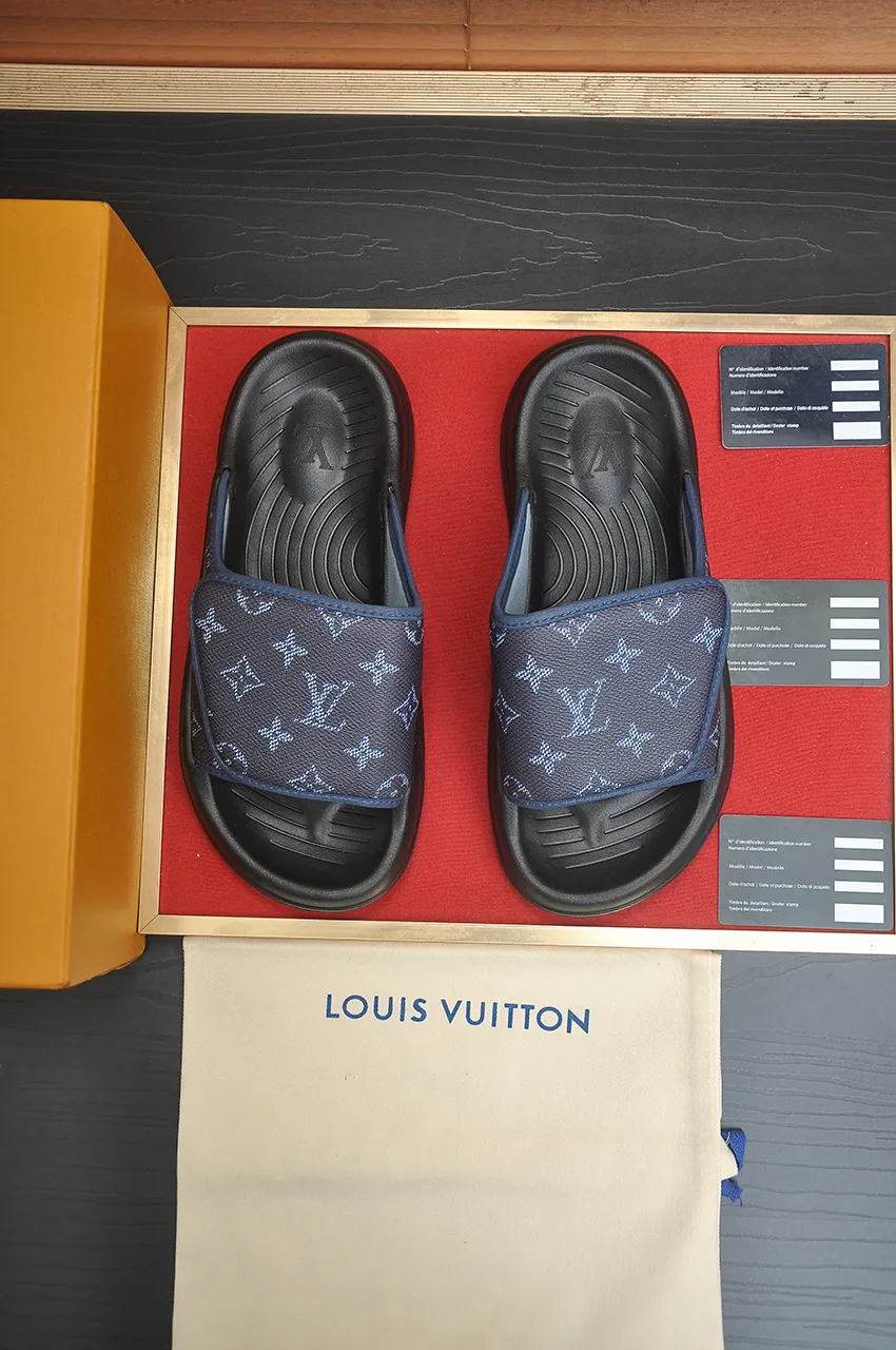 Men's men's shoes 💰340💶 [Louis Vuitton LV slippers] (high-end cowhide) counter 1:1 fashion style, a must-have for summer! The designer used LV’s iconic outsole. The original simple slippers instantly become fashionable! The upper is made of flexible special cowhide leather straps alternately, and the workmanship is exquisite! A must-have for stylish men in summer, size 38-45 (45 customized)